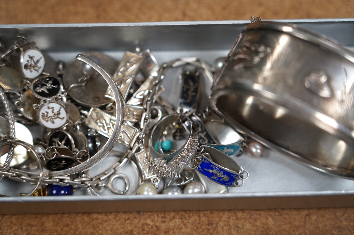 A small quantity of mainly 925 and white metal jewellery including bracelets, rings, chains, etc. Condition - poor to fair to good.